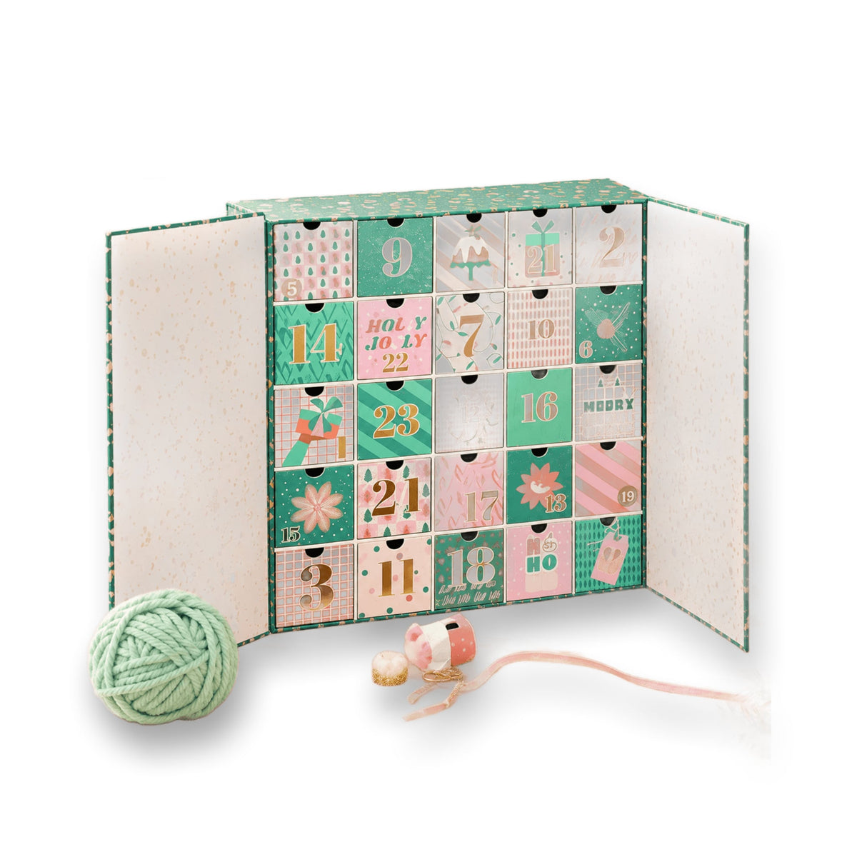 Calendrier de l'Avent avec vingt-cinq tiroirs colorés vert et rose, une pelote et des rubans
